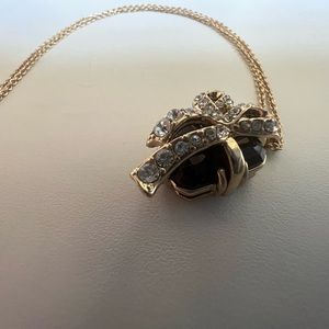 BR Women’s Square Gift box and bow pendant